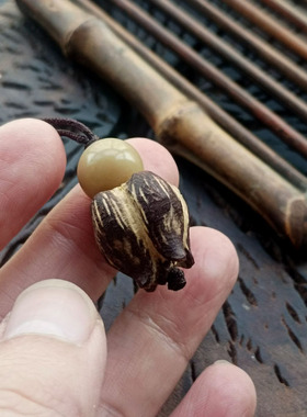 西藏回收一个稀有滴血莲花菩提制作的护身项坠吊坠法器
