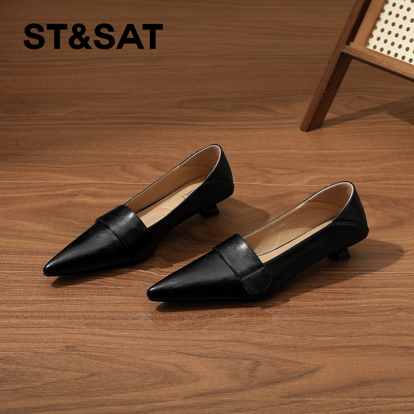 星期六真皮黑色工作鞋女2026春季新款尖头矮跟浅口单鞋猫跟通勤鞋