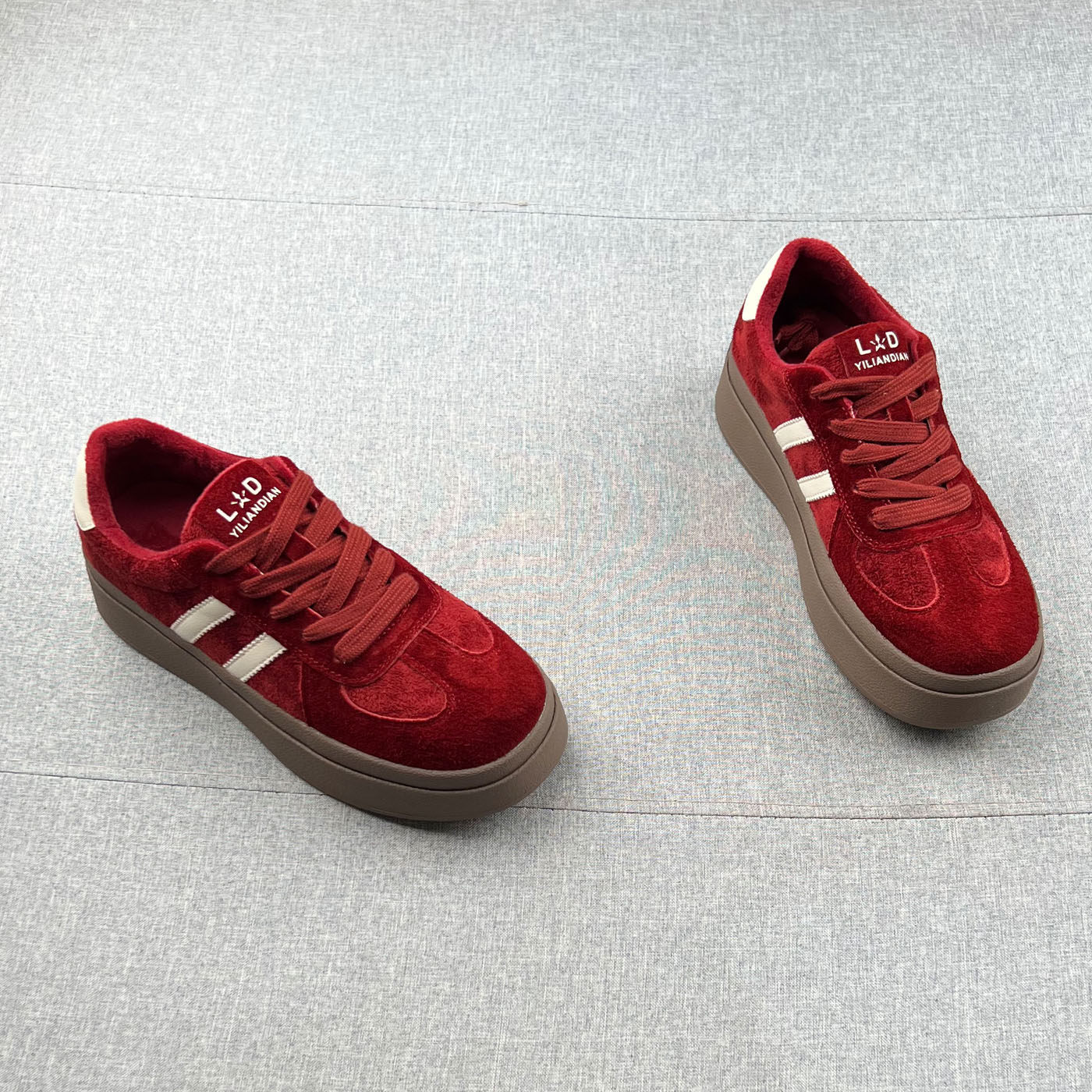 真皮拼接加绒保暧厚底德训鞋女板鞋红色2025年冬款防滑增高休闲鞋,淘宝优惠券,粉丝福利购,淘宝优惠卷