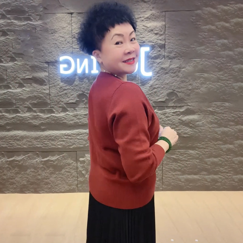 中年妈妈秋冬针织衫上衣2026新款洋气秋冬中老年女装打底遮肚毛衣