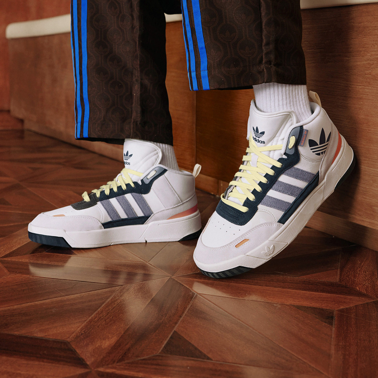 「幻舞」POST UP中高帮篮球风板鞋男女秋季adidas阿迪达斯三叶草,淘宝优惠券,粉丝福利购,淘宝优惠卷