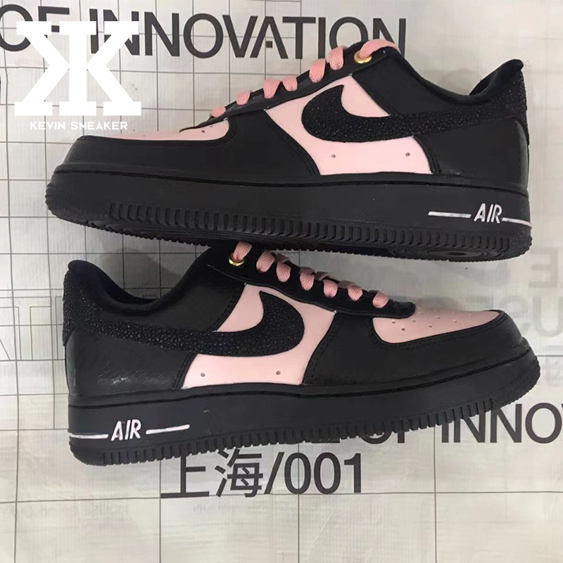 球鞋定制Nike/耐克NikeAirForce1Low粉墨闪钻蛇皮金字母低帮板鞋 - 图0