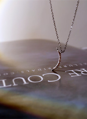 月亮唯美风小巧微镶银项链