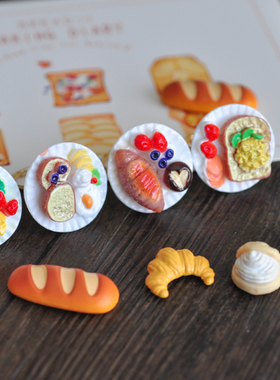 吐司荷包蛋早餐面包草莓蓝莓戒指