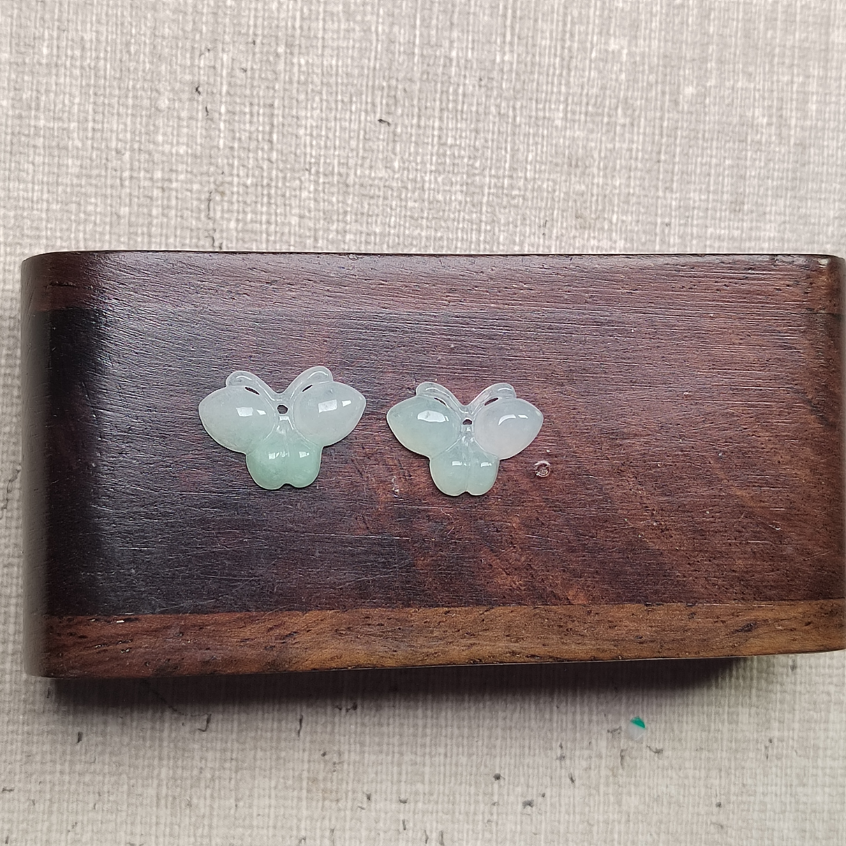 隆慈缘源头直发A货翡翠冰糯浅绿一对蝴蝶可DIY耳钉吊坠戒指手链 - 图2