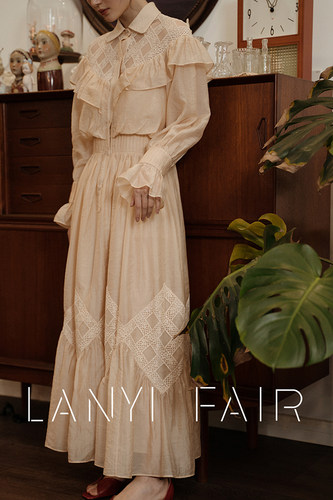 兰奕屋语 原创设计 裸色翻领长袖浪漫荷叶边连衣裙LANYI FAIR - 图1