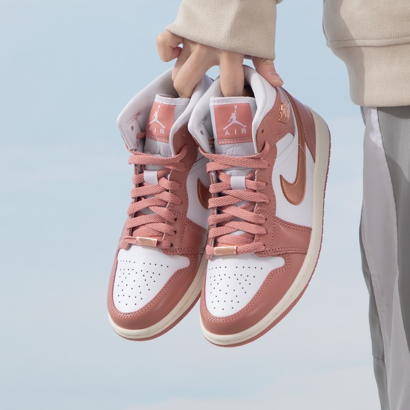 nike/耐克 女鞋秋季新款AIR JORDAN 1运动休闲篮球鞋 FB9892-670 - 图1