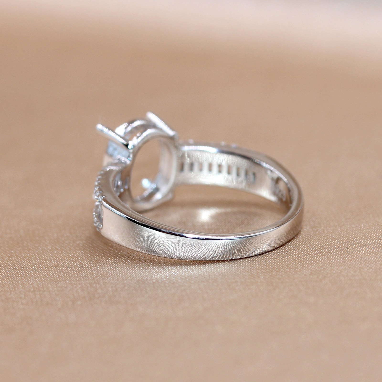 Seiko S925 silver ring with empty support and gemstone inlaid custom ring plated with 18k white gold fixed buckle 8*10mm