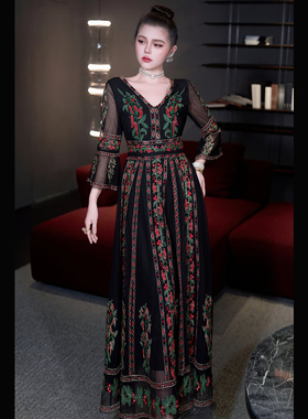 法式网纱绣辣椒V领显瘦连衣裙