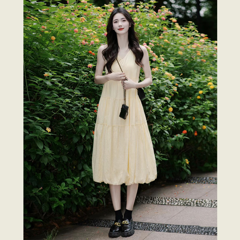 法式奶黄色V领无袖背心连衣裙女夏季新款温柔风宽松显瘦A字花苞裙 - 图3
