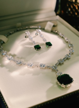 轻奢人工祖母绿方形水晶项链女吊坠锁骨链高级感新娘晚宴礼服项链