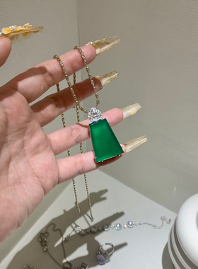 天然玉髓平安无事牌吊坠阳绿冰种平安无事牌吊坠