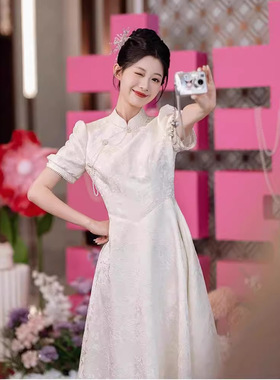 新中式订婚旗袍改良敬酒服2025新款春夏白色领证登记小白连衣裙