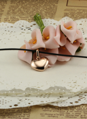 黑色皮绳立体大爱心吊坠项链女款小众设计高级感锁骨链颈链配饰品