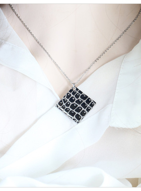 方块吊坠项链女2026新款秋冬长款毛衣链复古本命年好运配饰可调节