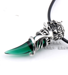 黑玛瑙钛钢男士韩版复古战狼吊坠