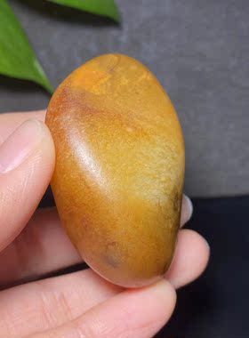 新疆和田黄皮白玉原石61.8克天然玉石