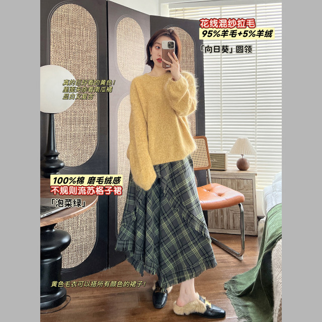 ກາງເກງຊື່ Corduroy ມາພ້ອມກັບ curtains butt plaid ແລະ hems cuffable. ສິ້ນ plaid ສະຫມໍ່າສະເຫມີ