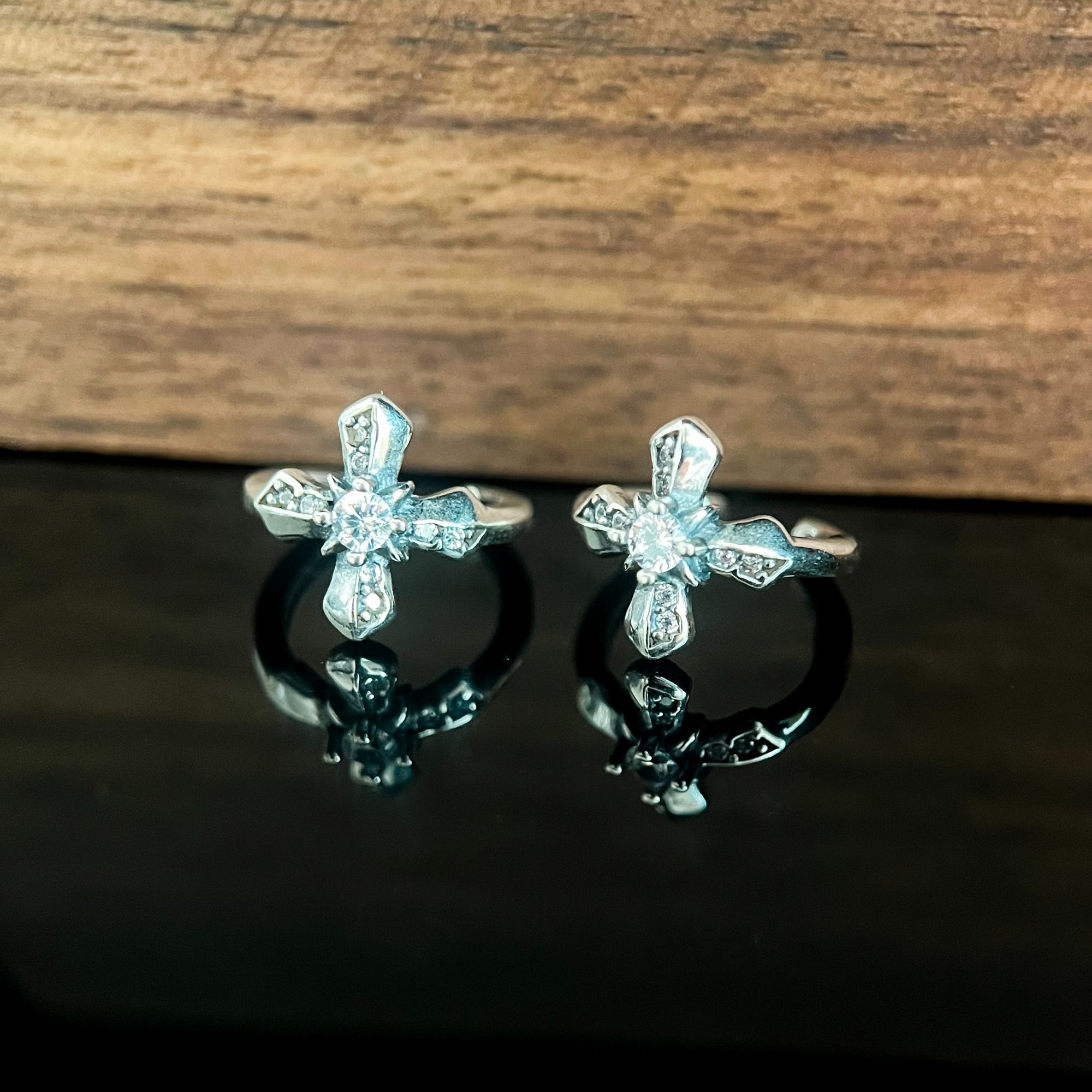 925 silver synthetic zircon ring E389 retro aged silver full diamond iris cross ear cuff