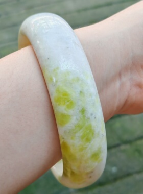 超大尺寸手镯80毫米天然岫玉手镯男女款加肥加大号浅绿飘花手镯