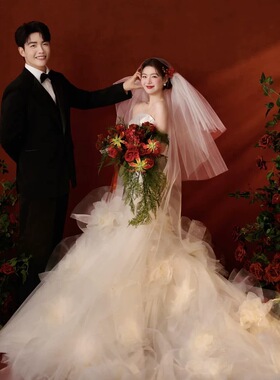 2026新款喜嫁风婚纱照道具新娘红色火焰百合手捧花红玫瑰瀑布花束