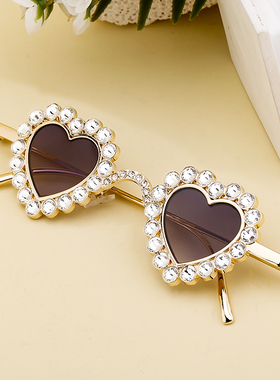前卫个性时尚爱心眼镜走秀摆拍