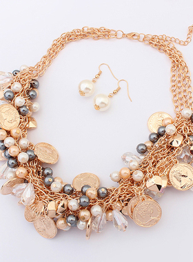 白色女士礼服舞台演出珍珠项链