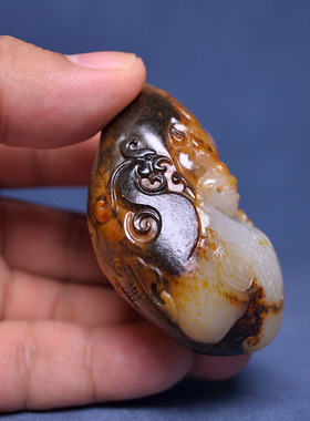 黑皮黄沁白玉独籽料貔貅挂坠把件