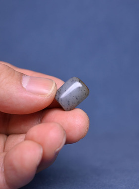 和田玉特色红皮青花籽料桶珠勒子