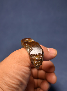 21和田玉老红皮翠青籽料貔貅扳指