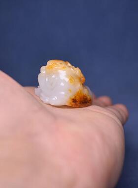 30克黑皮黄沁白玉独籽料金蟾把件