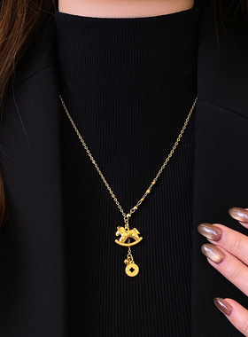 本命年金色碎碎冰小马钱币项链女高级感轻奢小众毛衣链气质配饰品