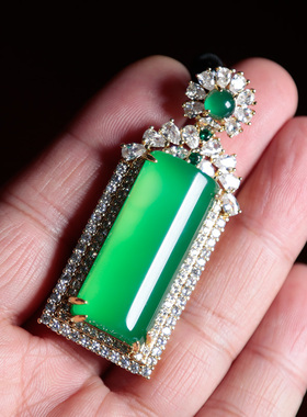 胡二翡翠绿色玉髓大吊坠镶嵌豪华