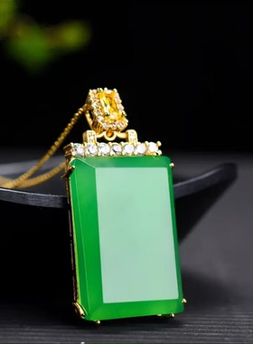 胡二翡翠方形绿玉髓吊坠棱角分明