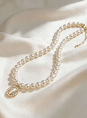 轻奢珍珠项链女椭圆吊坠小众高级感锁骨链柔甜洛可可