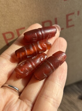 销售台湾双龙大孔几十年老库存创汇玛瑙配珠工艺好老料手工雕单价