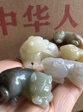 库存几十年天然和田玉新疆山料的立体手工圆雕貔貅挂件工好润度好