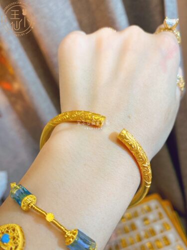 999足金传承古法錾刻金蜚英滕茂黄金实心纯金女款开口手镯 - 图2