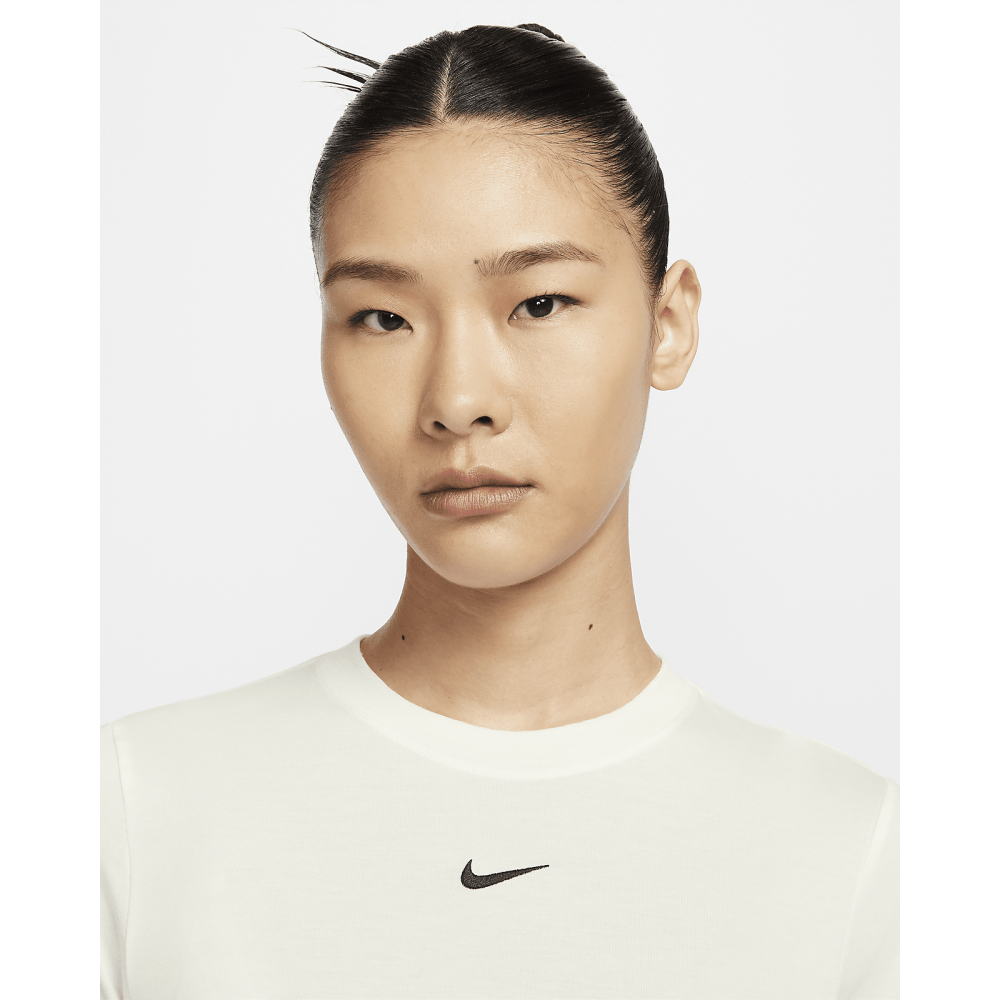 Nike耐克 Sportswear Essential 女子修身短款运动T恤 FB2874-133 - 图1