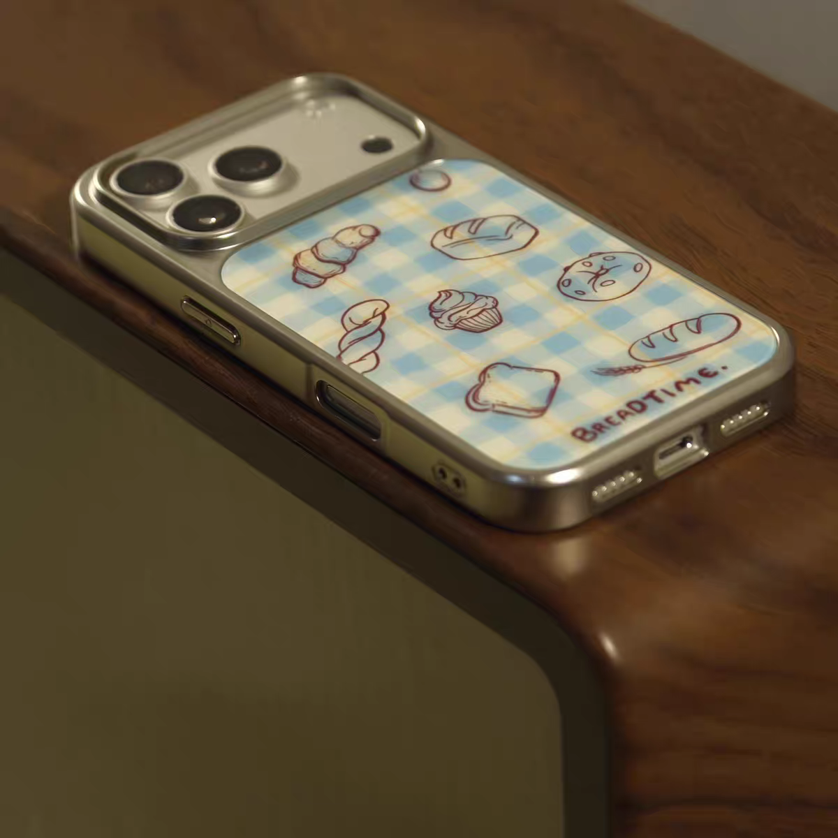 ins小众蓝色面包插画电镀银边适用苹果iPhone17promax手机壳16pro小米14Pro保护套华为mate60P70三星S23软壳,淘宝优惠券,粉丝福利购,淘宝优惠卷