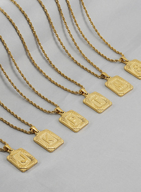 欧美风26个英文字母钛钢项链男18K不锈钢男女款嘻哈方牌字母吊坠