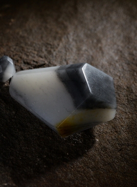 原石黑白分明吊坠新疆和田玉籽料