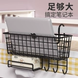 Домашнее постели, стоящее на стене студенческого общежития, хорошая кровать, висящая корзина на кровати, спальня, артефакт хранения