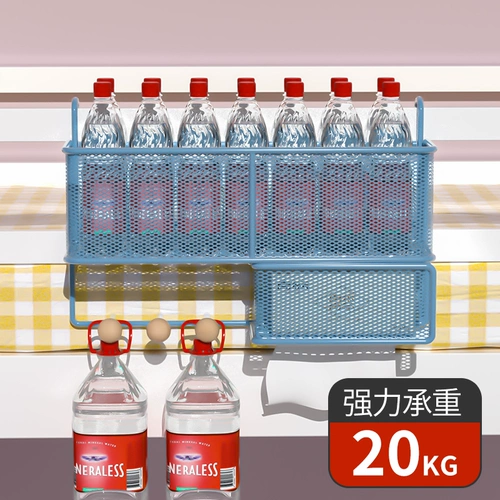 Домашнее постели, стоящее на стене студенческого общежития, хорошая кровать, висящая корзина на кровати, спальня, артефакт хранения