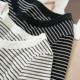ແຂນໄຕມາດຂອງແມ່ຍິງ striped ຄໍມົນ sleeves