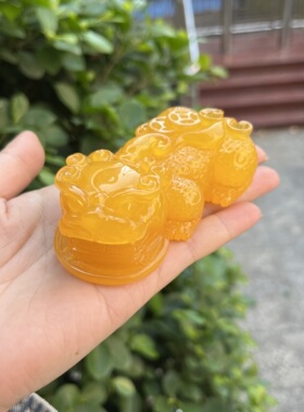 天然二代摆件男女士鸡油黄皮居家摆件二代琥珀蜜蜡招财貔貅手把件
