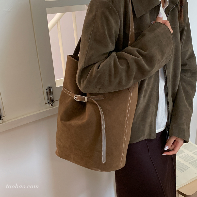 休闲复古麂皮绒包包女2025新款通勤百搭单肩腋下包简约托特水桶包 - 图0