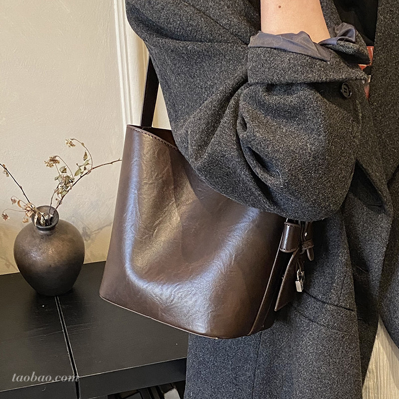 高级感复古小包包2025新款时尚女士单肩腋下包通勤复古手提水桶包,淘宝优惠券,粉丝福利购,淘宝优惠卷