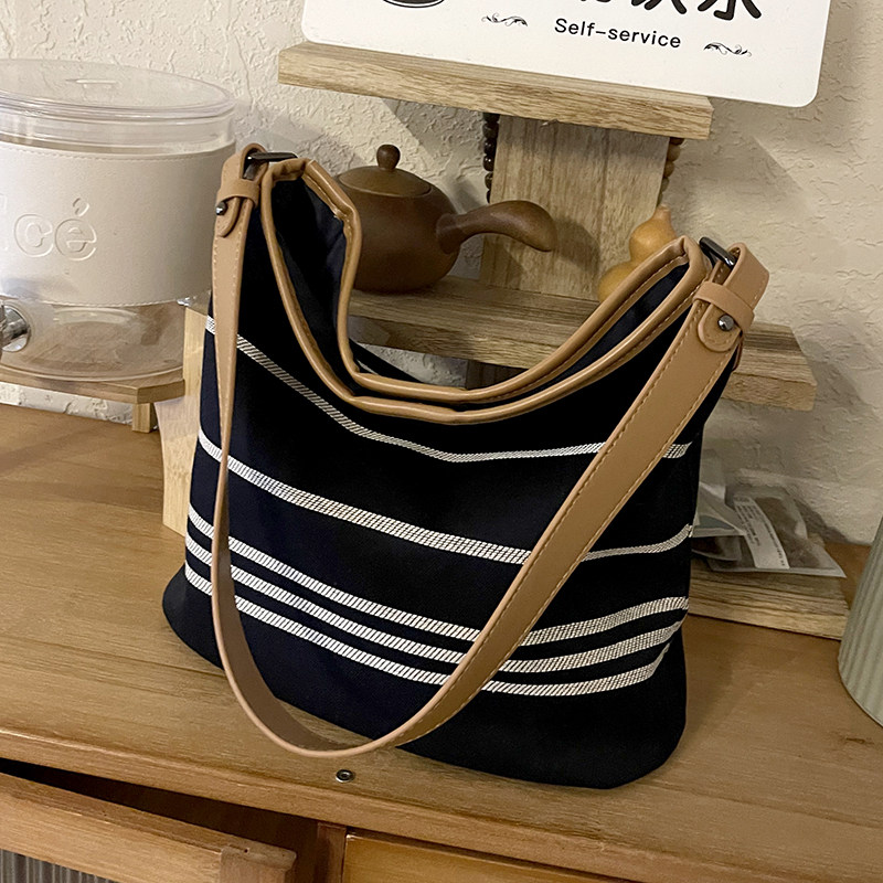 休闲超火秋冬小包包女2025新款轻便简约帆布斜挎包单肩托特水桶包,淘宝优惠券,粉丝福利购,淘宝优惠卷