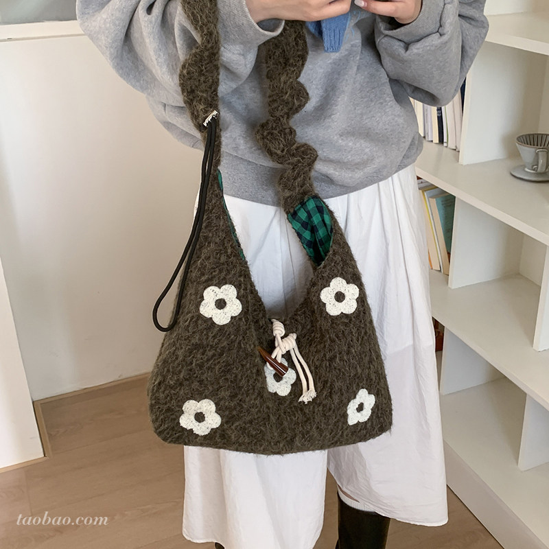 松弛感毛呢包包女2025新款休闲大容量斜挎包秋冬季毛绒单肩水桶包,淘宝优惠券,粉丝福利购,淘宝优惠卷